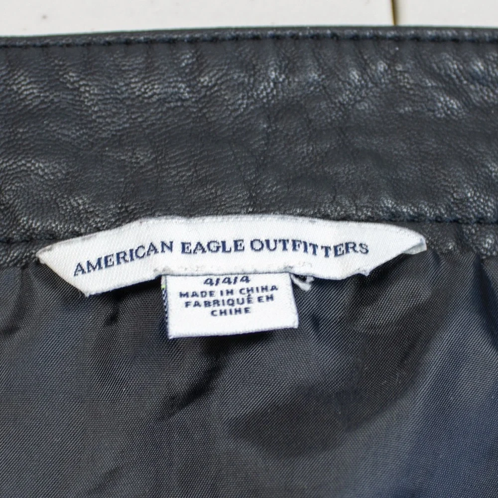 American Eagle Studded Black & Red Floral Faux Leather Zip Up Women’s Skirt Sz 4 - Picture 10 of 10